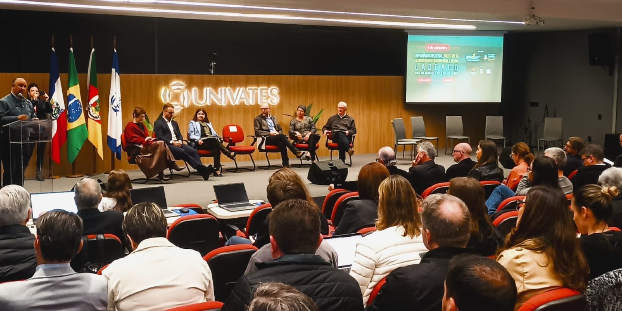 O Fórum Democrático "Pacto RS 25 - O crescimento sustentável é agora" acontece na manhã desta segunda-feira (8) na Univates, em Lajeado. O Fórum Democrático "Pacto RS 25 - O crescimento sustentável é agora" acontece na manhã desta segunda-feira (8) na Univates, em Lajeado.