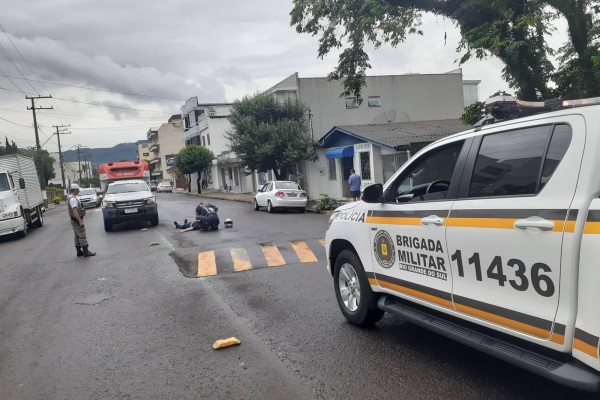 Motociclista foi socorrida para atendimento médico 