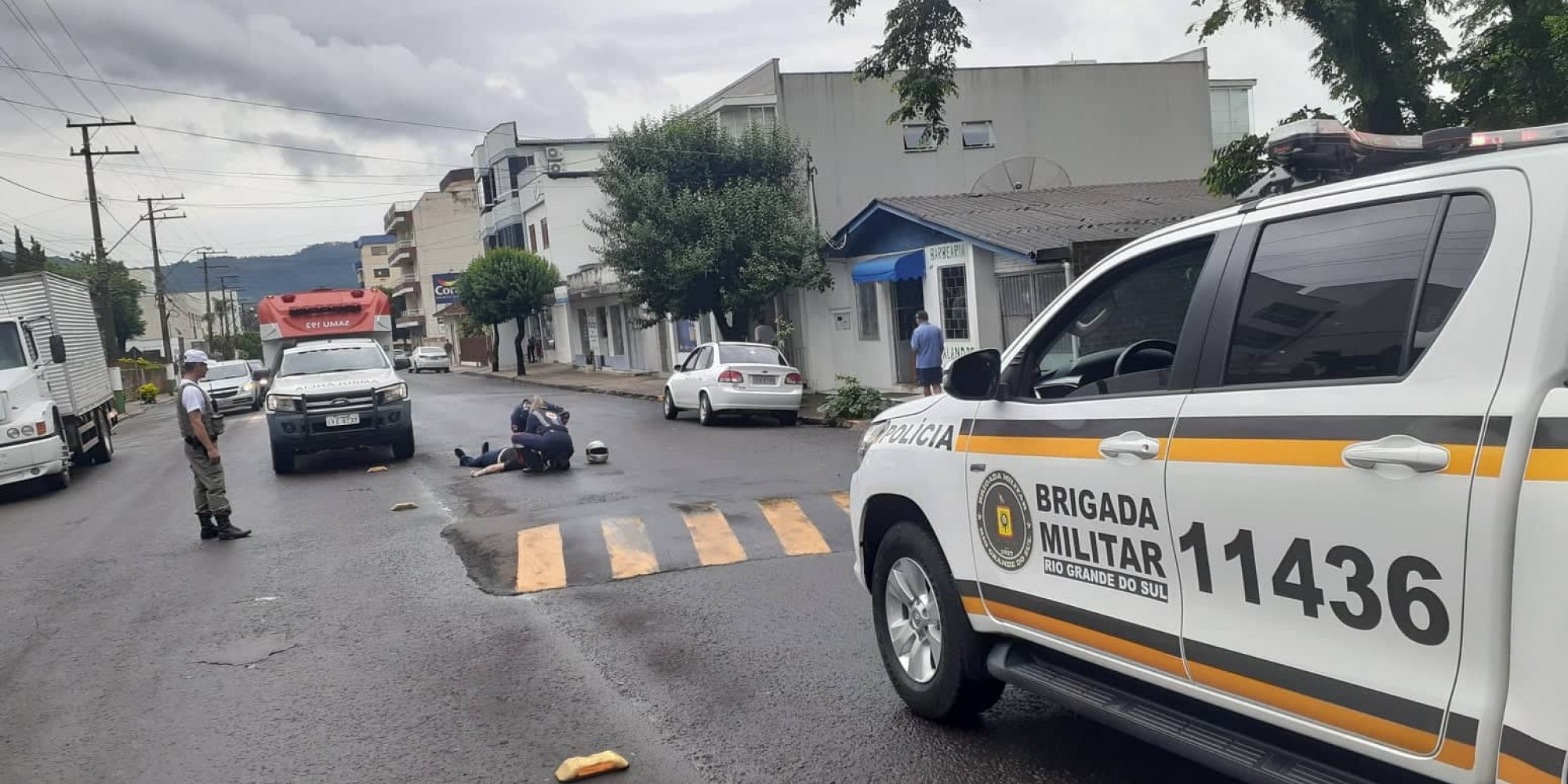 Motociclista foi socorrida para atendimento médico Motociclista foi socorrida para atendimento médico