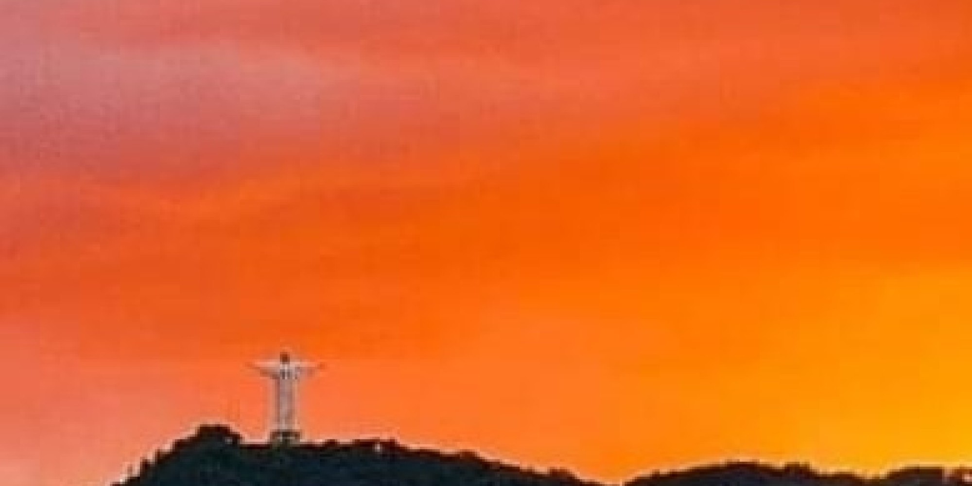 Cristo Protetor com iluminação diferenciada na noite de hoje