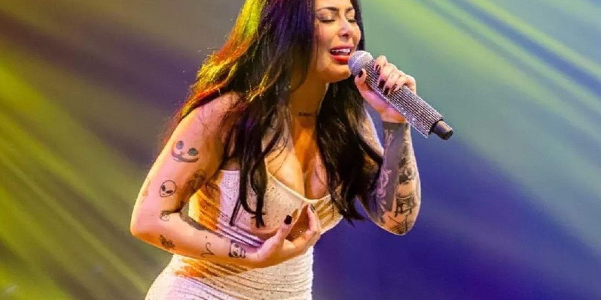 Cantora é tirada do palco por não "mandar alô" para o prefeito