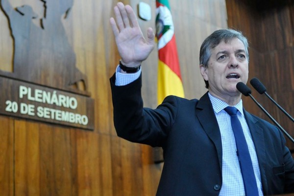 Deputado Brum foi entrevistado pela Rádio Encantado