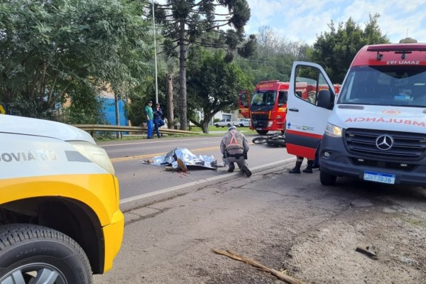 A colisão frontal envolveu uma motocicleta Honda 160 Bros e um caminhão na altura do km 71, bairro Santa Clara, na manhã desta segunda-feira.