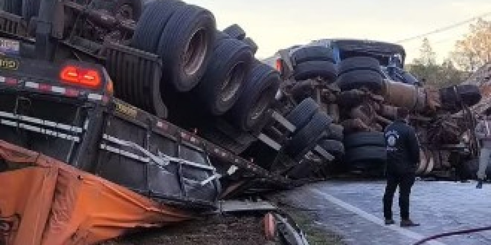 Colisão entre ônibus de excursão e caminhão deixa dois mortos