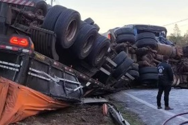 Colisão entre ônibus de excursão e caminhão deixa dois mortos