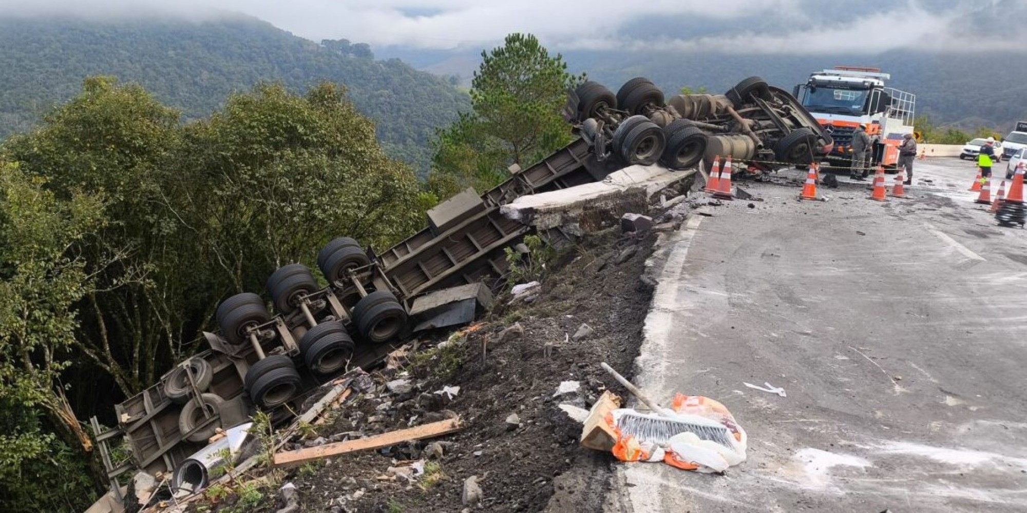 Acidente envolvendo caminhões deixa um morto na ERS-122