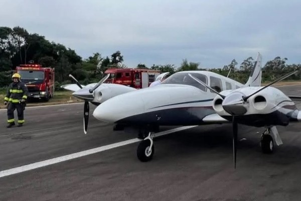 Avião bimotor tem pane e faz pouso de emergência