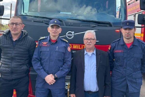 Bombeiros de Encantado recebem novo caminhão auto bomba tanque