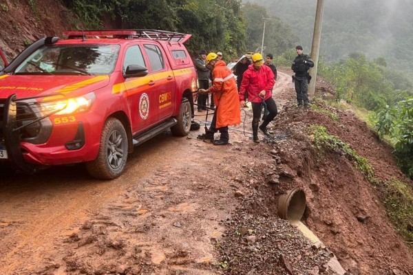Homem morre em acidente após carro despencar de ribanceira