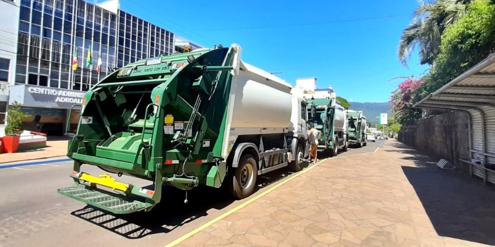A coleta será organizada de acordo com os períodos matutino e diurno e todos os bairros serão atendidos conforme a programação definida. A coleta será organizada de acordo com os períodos matutino e diurno e todos os bairros serão atendidos conforme a programação definida.