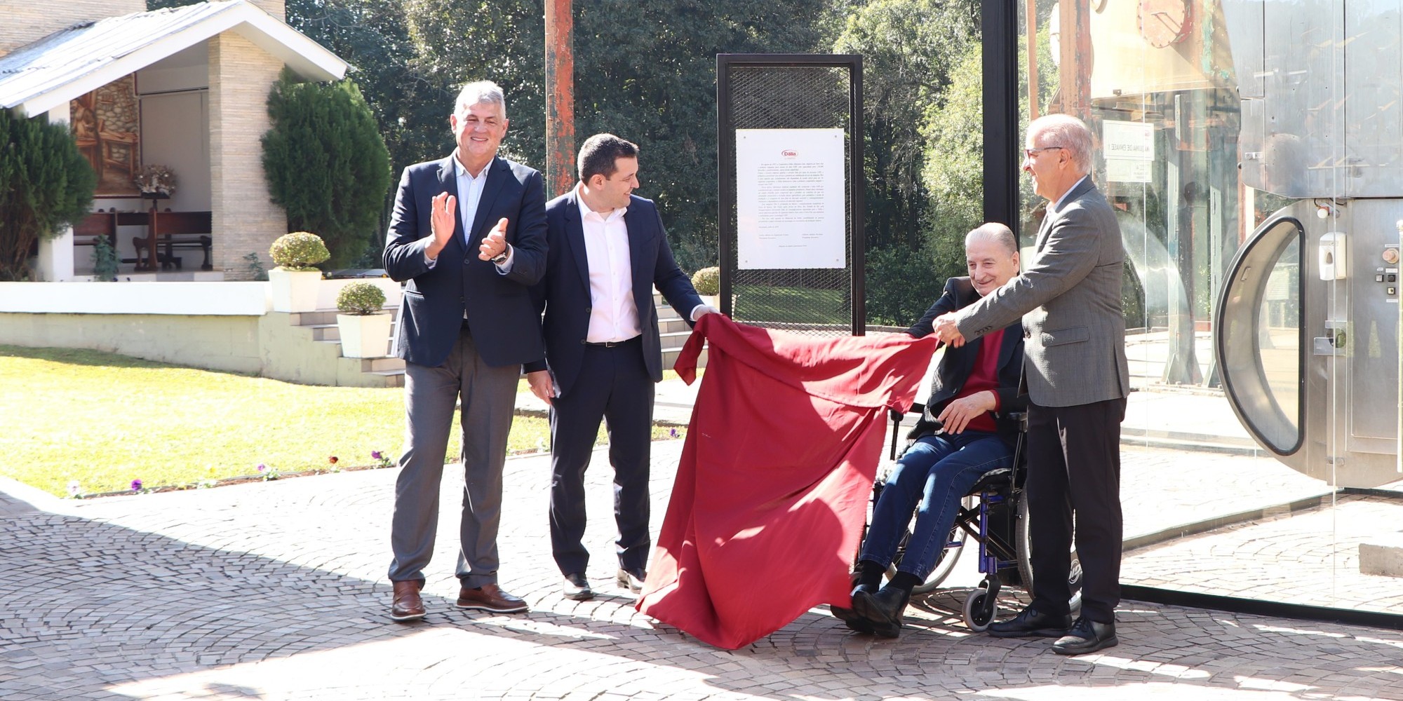 Dália promove o descerramento da placa da primeira máquina de envase de leite