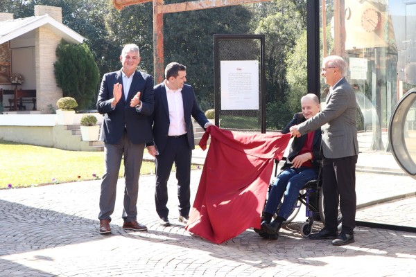 Dália promove o descerramento da placa da primeira máquina de envase de leite