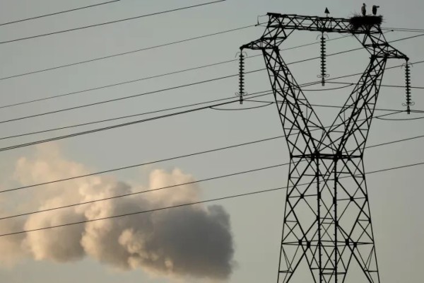 Apagão atinge vários estados e deixa brasileiros sem energia