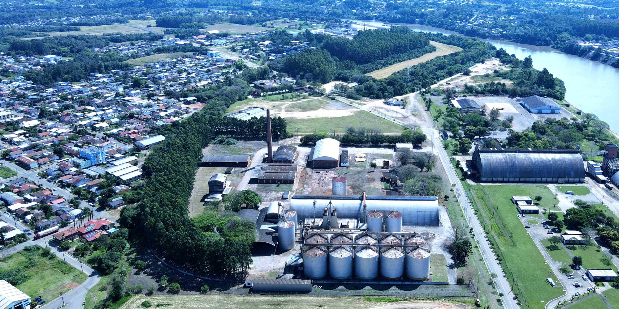 Infraestrutura para recebimento, secagem e armazenamento de milho e soja deve entrar em operação já nesta safra. Infraestrutura para recebimento, secagem e armazenamento de milho e soja deve entrar em operação já nesta safra.