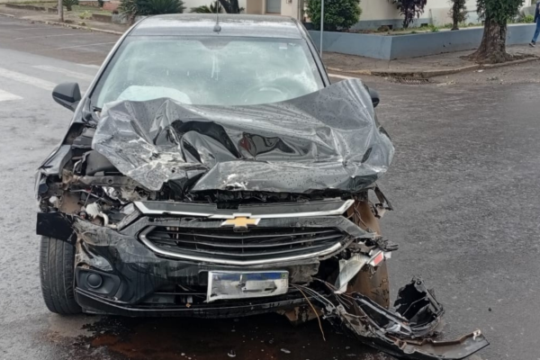 Imagens de câmeras de segurança mostram carro cruzando preferencial; ninguém se feriu
