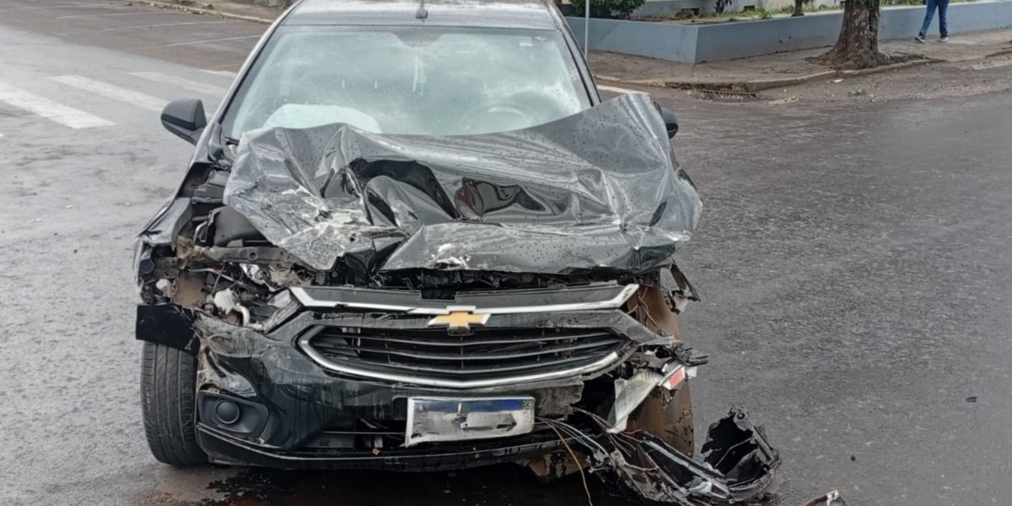 Imagens de câmeras de segurança mostram carro cruzando preferencial; ninguém se feriu Imagens de câmeras de segurança mostram carro cruzando preferencial; ninguém se feriu