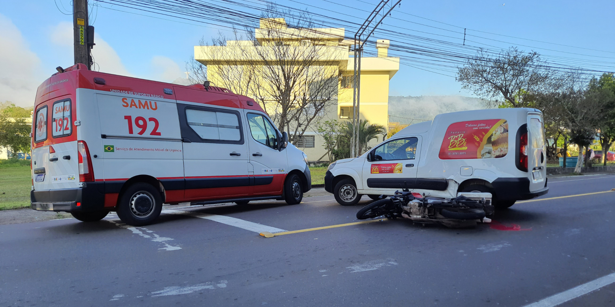 Líquido vermelho na pista não era sangue, mas tinta transportada pela moto de uma loja de tintas Líquido vermelho na pista não era sangue, mas tinta transportada pela moto de uma loja de tintas
