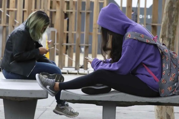 Uso excessivo de dispositivo digital afeta desempenho de alunos