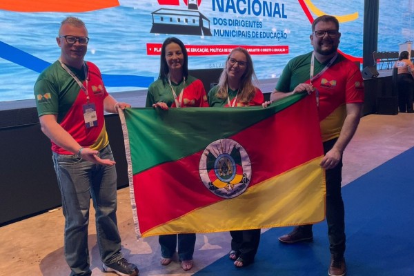 Secretária de Educação de Encantado participa do 20º Congresso Nacional da Educação