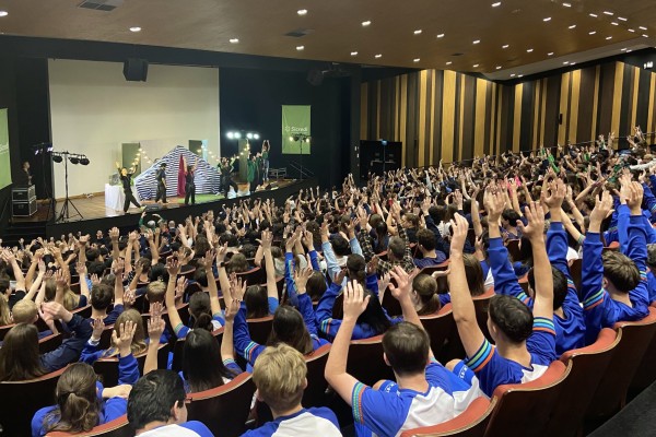Estudantes de Encantado e Roca Sales assistem a peça teatral no auditório do Sicredi Região dos Vales