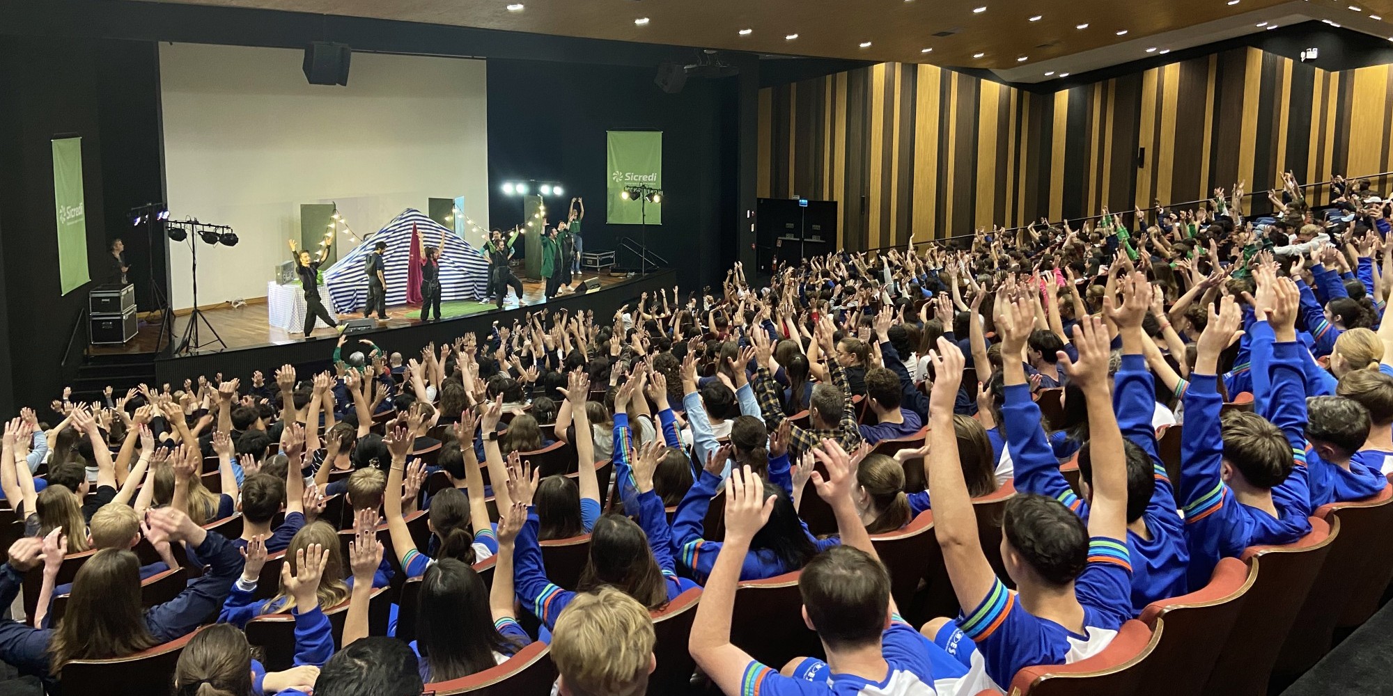 Estudantes de Encantado e Roca Sales assistem a peça teatral no auditório do Sicredi Região dos Vales Estudantes de Encantado e Roca Sales assistem a peça teatral no auditório do Sicredi Região dos Vales