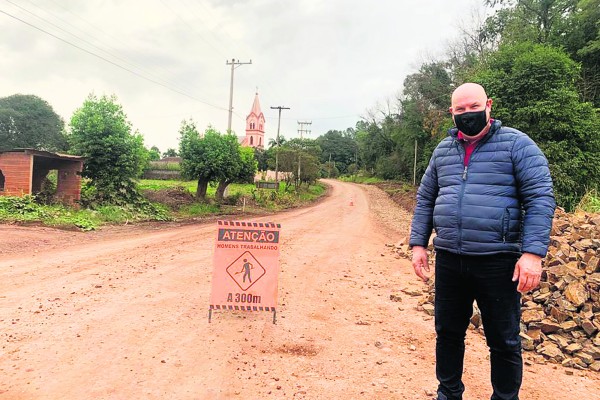 ASFALTO ENTRE ROCA SALES E COLINAS: Prefeito projeta conclusão da obra na ERS-129 até dezembro 