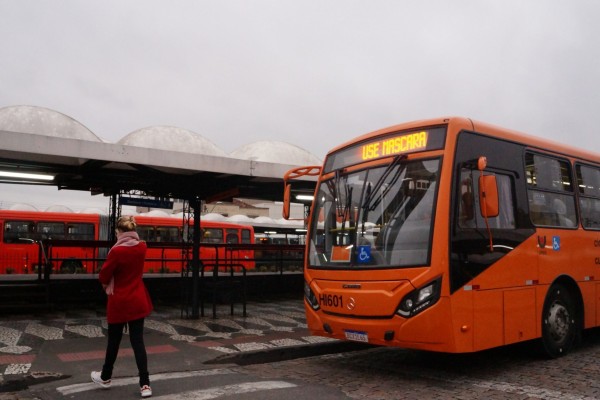 Com gasolina mais cara, pessoas trocam carro por ônibus