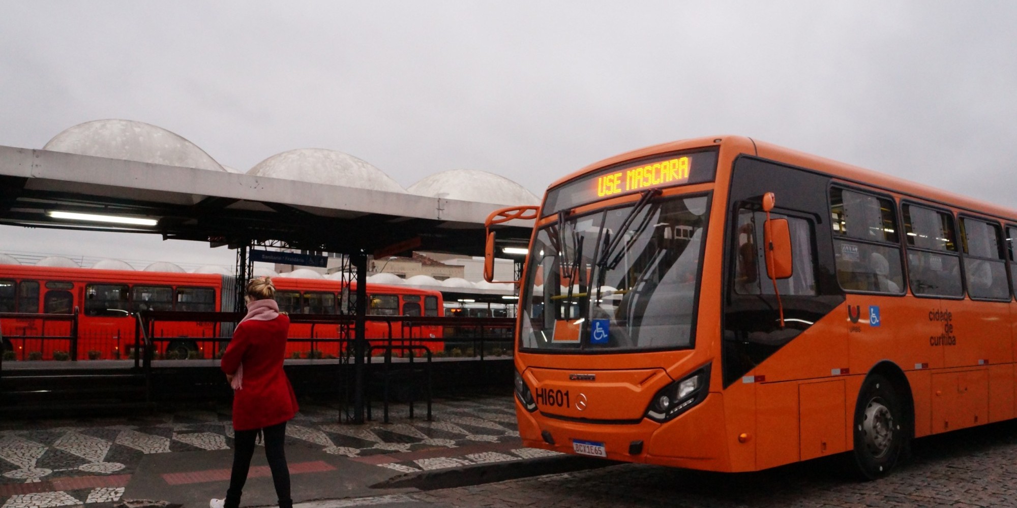 Com gasolina mais cara, pessoas trocam carro por ônibus