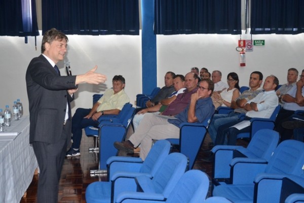Gladimir Chiele, diretor da Consultoria em Direito Público, foi o palestrante 