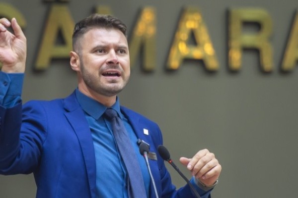 Pedido foi encaminhado na sexta-feira (20), na Assembleia Legislativa com três motivos: financiamento de documentário, apoio à escola de samba carioca e cobrança do pedágio free flow.