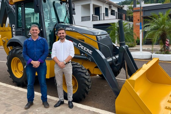 Muçum amplia frota de maquinários com nova retroescavadeira 