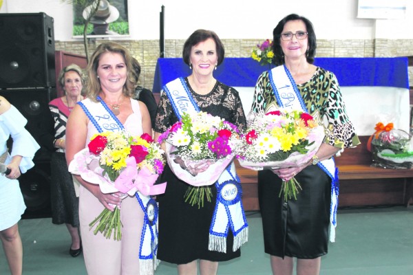 Nelci Sartori (centro) é a atual Mãe do Ano