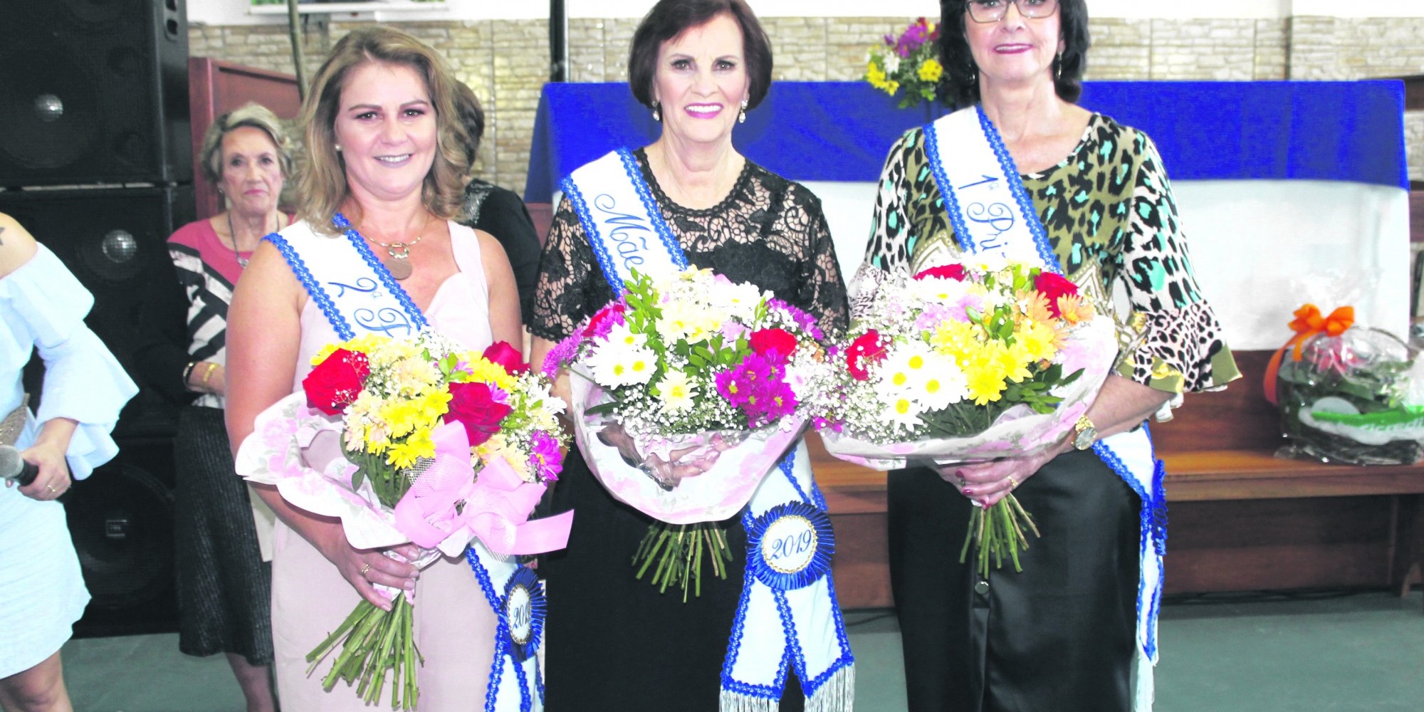 Nelci Sartori (centro) é a atual Mãe do Ano Nelci Sartori (centro) é a atual Mãe do Ano