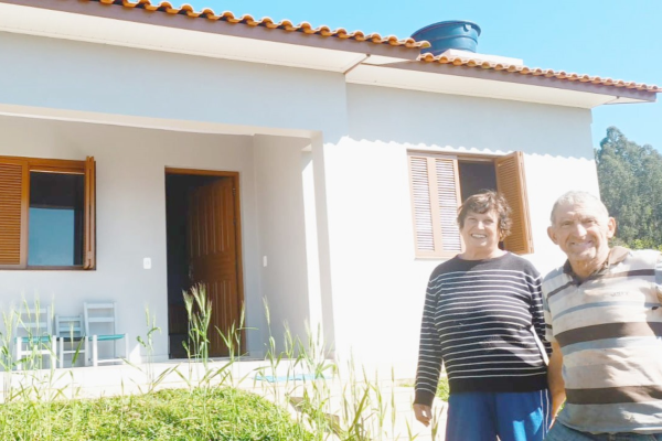 A iniciativa é uma parceria entre o Governo Federal, o Sindicato dos Trabalhadores Rurais (STR) e a Cooperativa de Habitação da Agricultura Familiar (COOHAF).