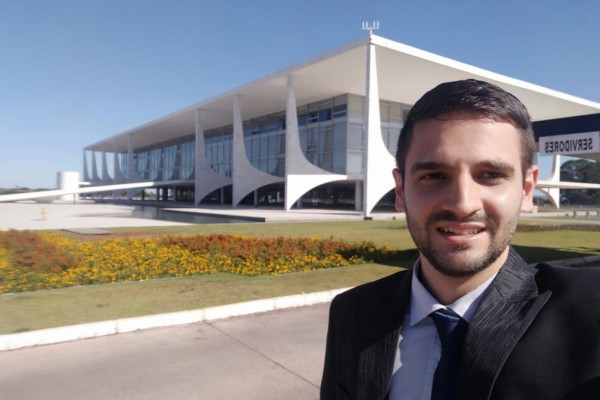 Prefeito viajou no domingo 