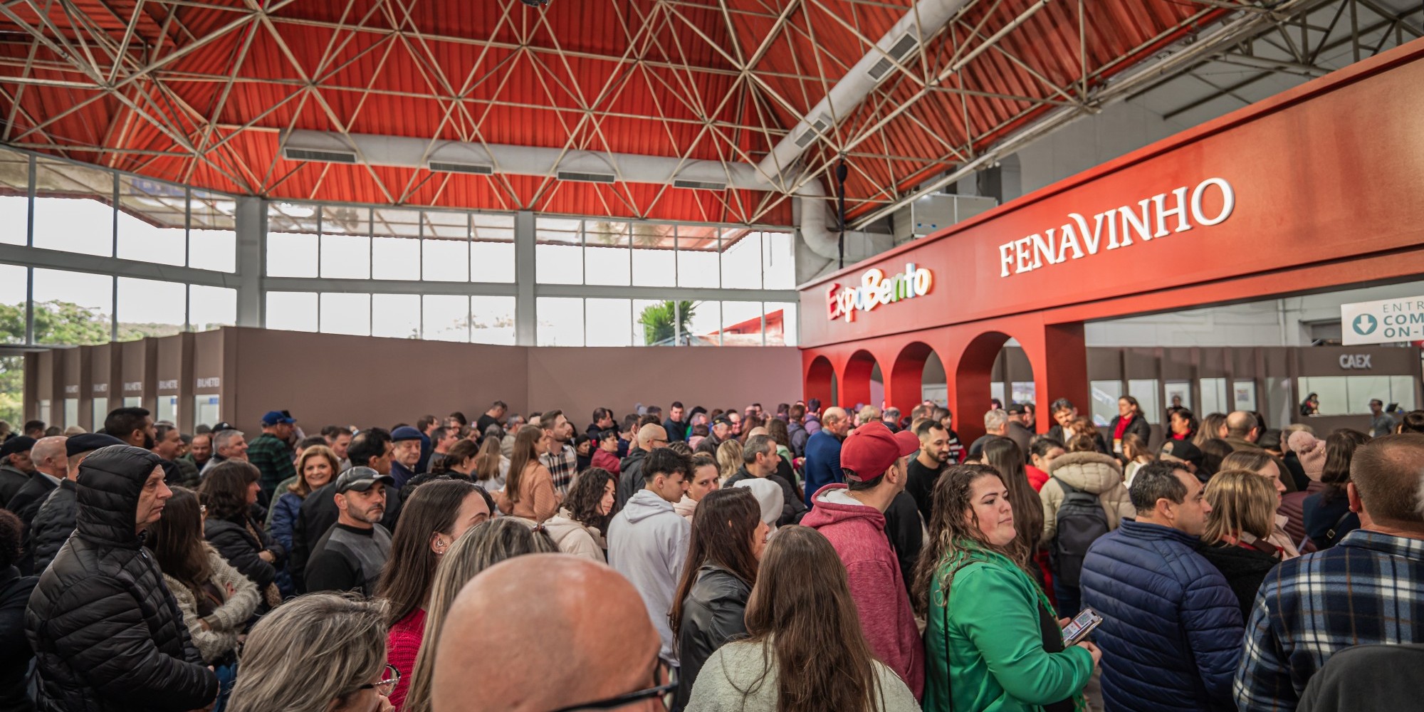 Público superior a 281 mil pessoas foi o maior já registrado pela feira e festa. Público superior a 281 mil pessoas foi o maior já registrado pela feira e festa.
