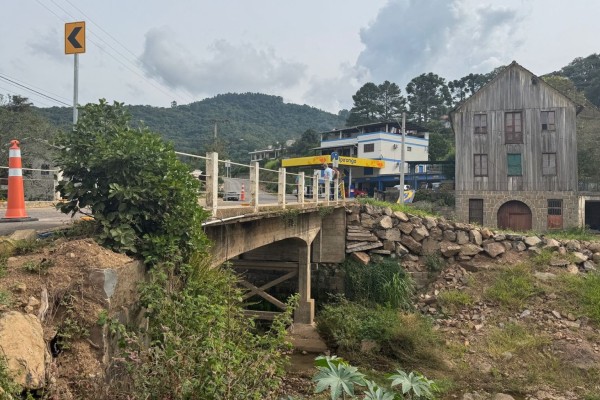 Ponte na cidade de Relvado tem trânsito modificado