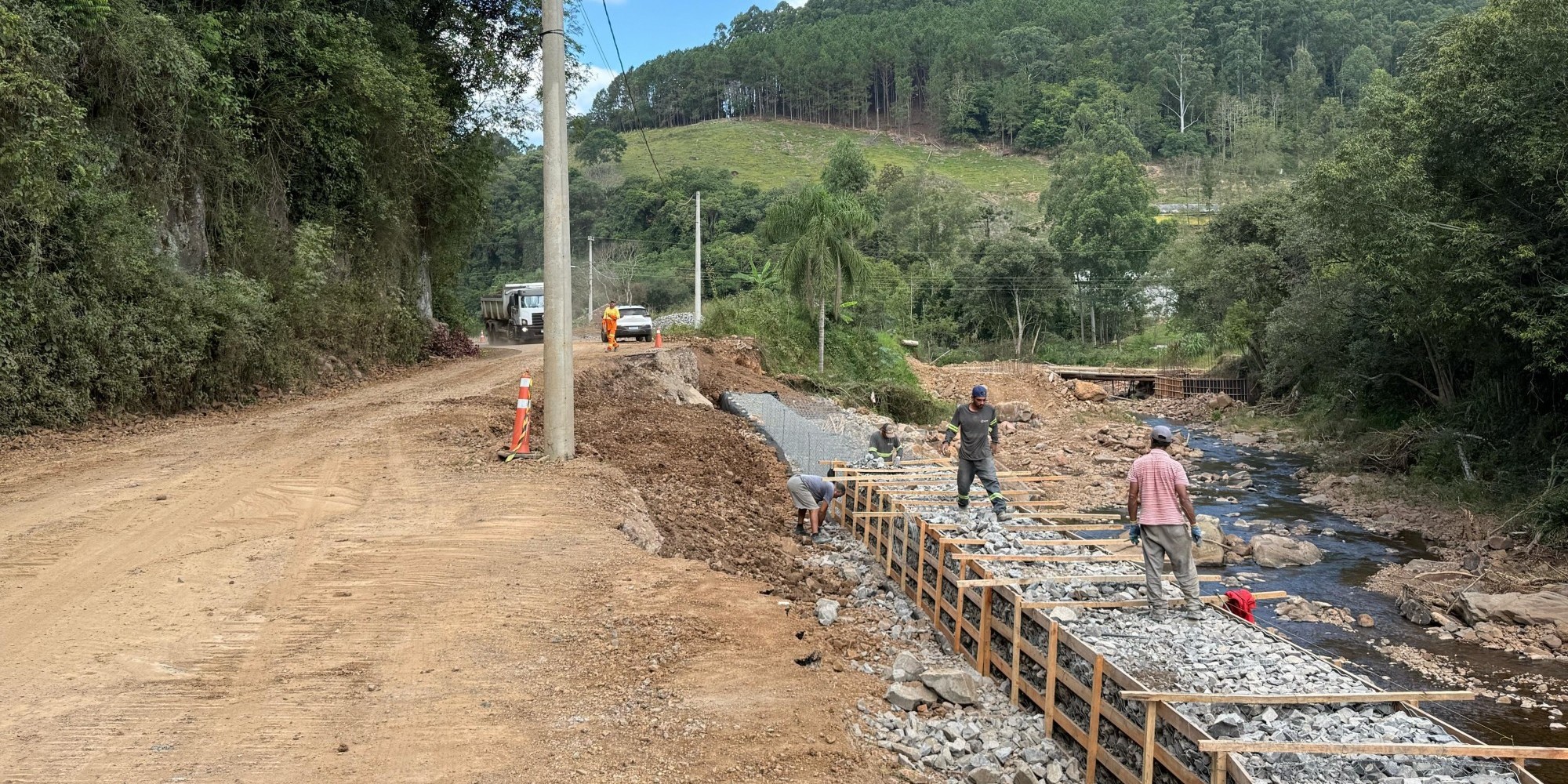 Muros de gabião na Av. Independência em fase de execução em Relvado