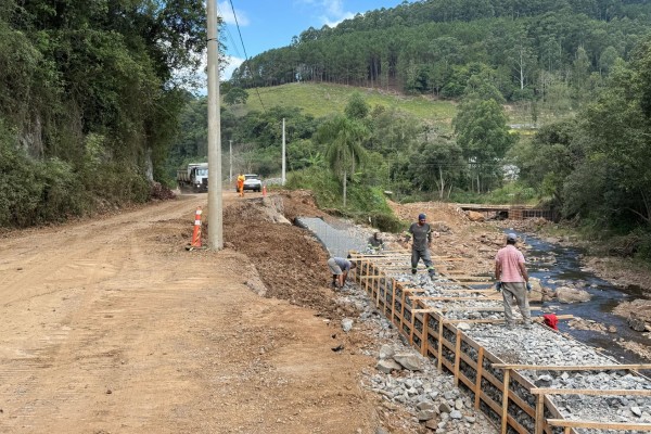 Muros de gabião na Av. Independência em fase de execução em Relvado