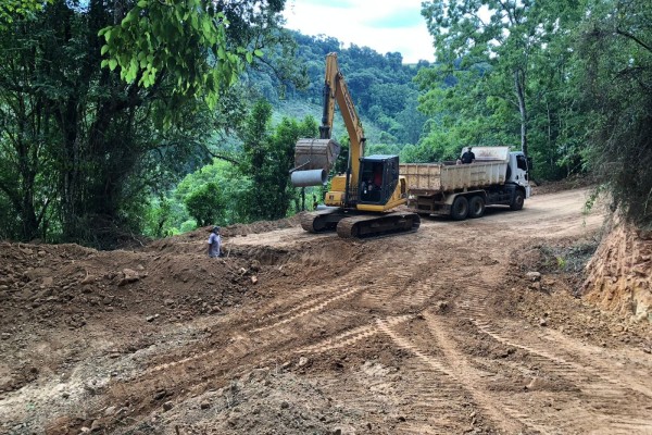Prefeitura de Relvado realiza recuperação de estrada