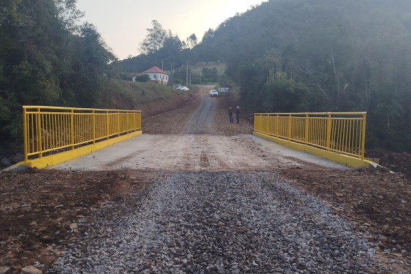 Ponte na Linha Poço da Laje é concluída e restabelece conexão com o Centro de Relvado