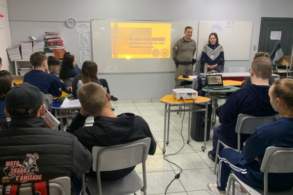 Saúde mental e riscos do cigarro eletrônico marcam manhã na Escola Padre Fernando
