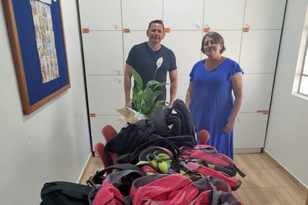 Entrega de mochilas escolares para alunos das EMEFs de Roca Sales