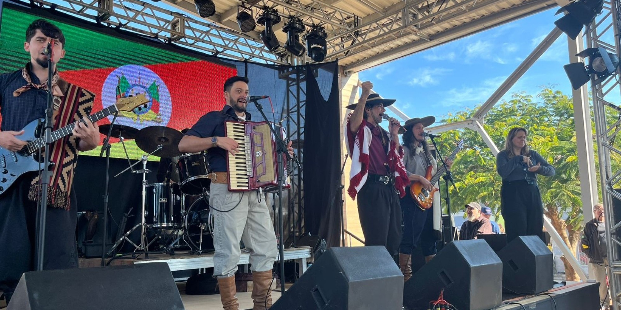 Show dos Serranos reúne grande público em Roca Sales e emociona com tarde de tradição e esperança