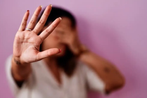 Homem (22) agride ex-companheira com medida protetiva em Roca Sales