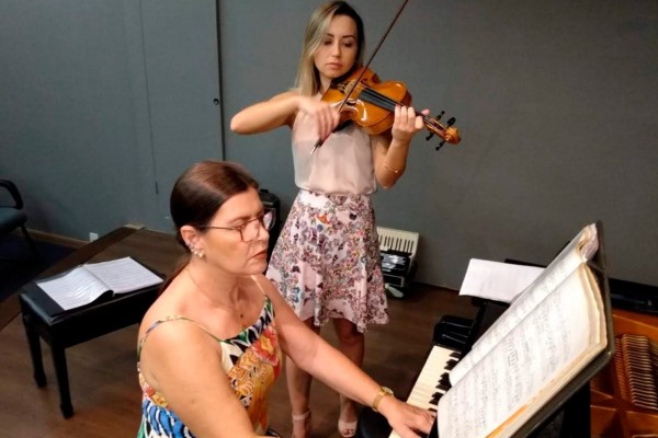 Mãe e filha apresentam repertório contemporâneo em Recital de Dia das Mães