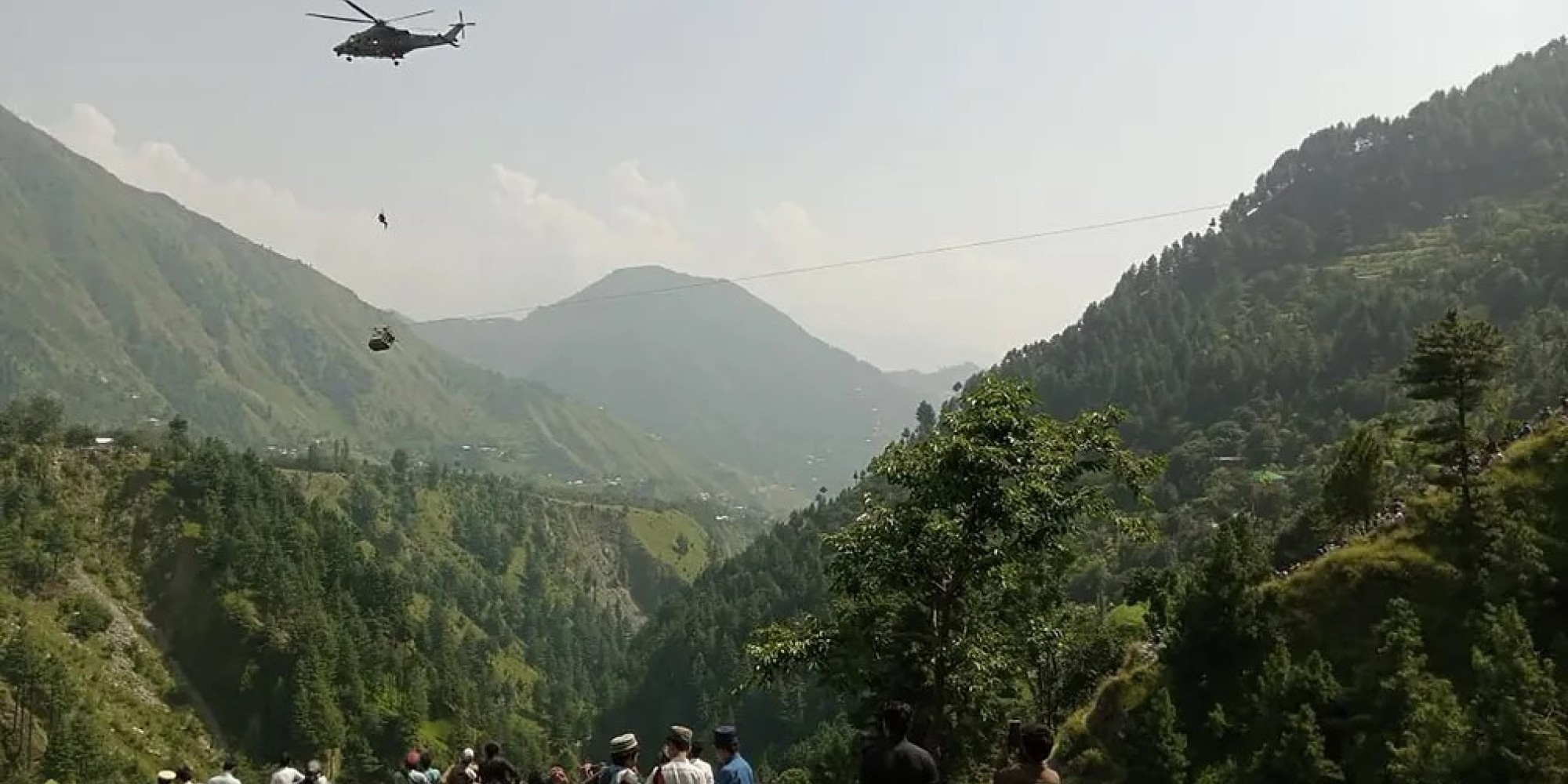 Seis crianças e dois adultos ficam pendurados após cabo de teleférico romper no Paquistão