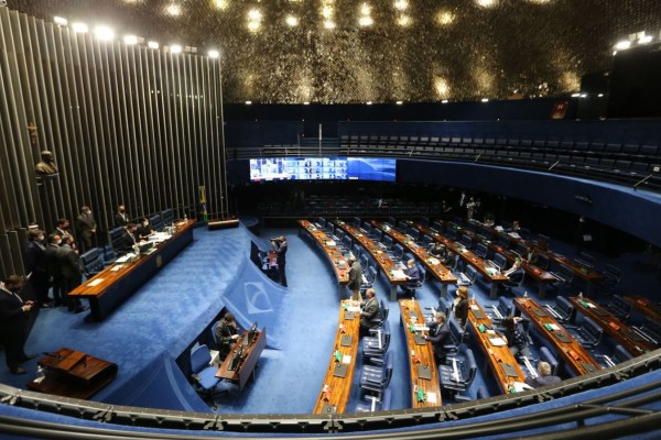 Senado pode votar hoje pacote de medidas sobre preço dos combustíveis