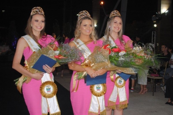 A nova Rainha, Amanda Ludwig, e as Princesas, Isadora Pires e Jenifer Volken