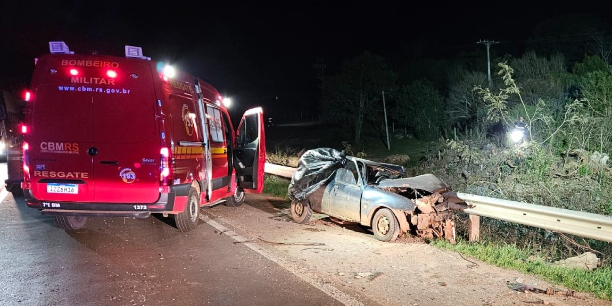 Acidente deixa um morto e um ferido e a queda de caminhão de ponte